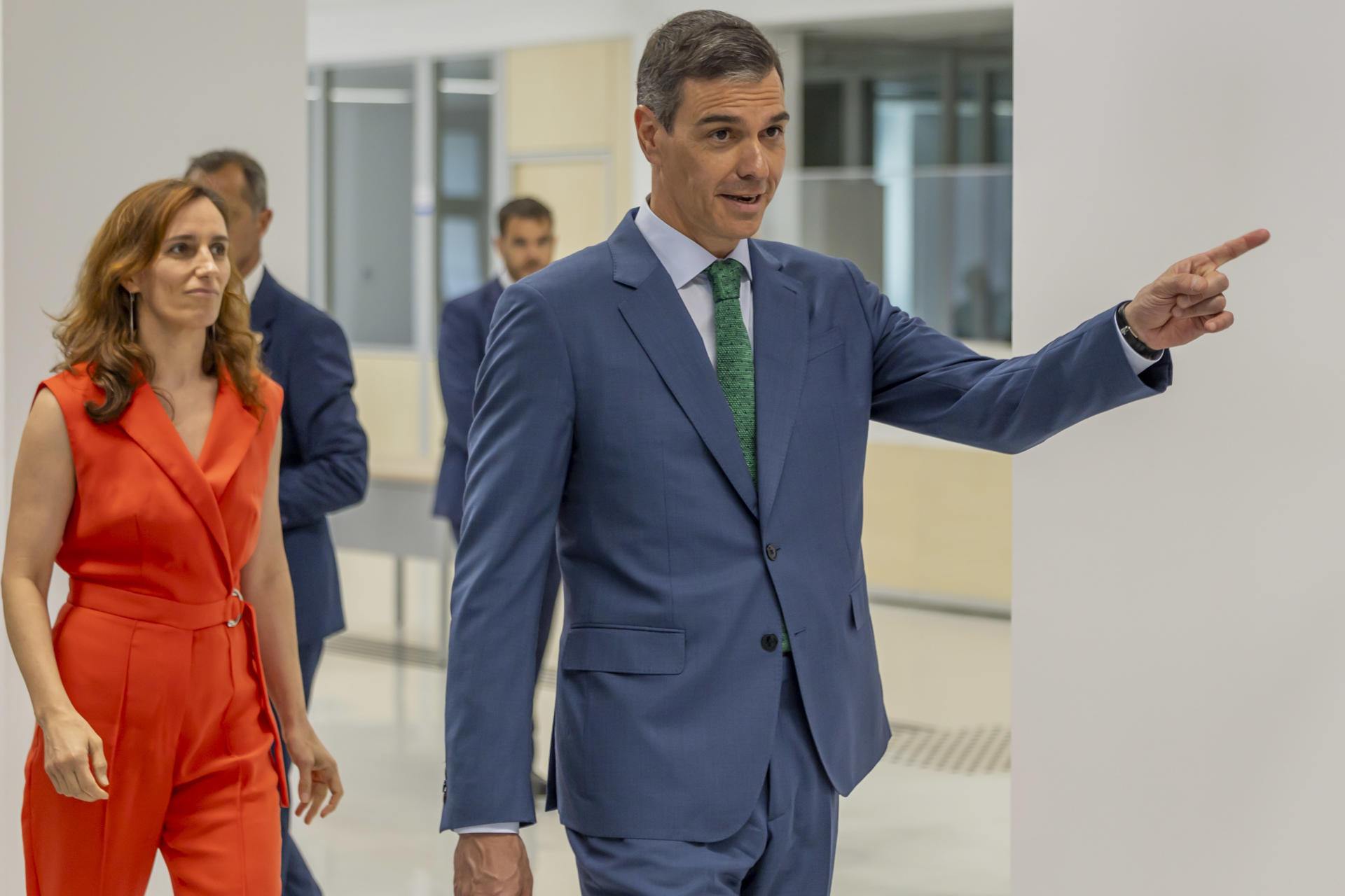 El presidente del Gobierno, Pedro Sánchez, junto a la ministra de Sanidad, Mónica García, durante el acto de inauguración del Hospital Universitario de Melilla, este lunes. EFE/ José Manuel Giner Gutiérrez