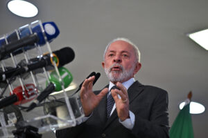 El presidente de Brasil, Luiz Inácio Lula da Silva, habla durante una rueda de prensa este martes, en el Palacio del Planalto en Brasilia (Brasil). EFE/ Andre Borges