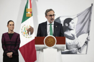 El director general de Heineken México, Oriol Bonaclocha, participa durante la conferencia de prensa matutina de la presidenta de México Claudia Sheinbaum este miércoles, en Palacio Nacional de la Ciudad de México (México). EFE/ José Méndez