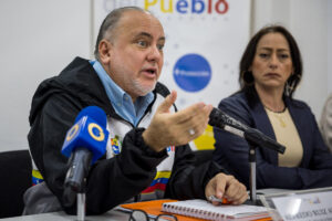 El defensor del pueblo de Venezuela, Alfredo José Ruiz Angulo, habla en una reunión con familiares de venezolanos detenidos en El Salvador, en Caracas (Venezuela). EFE/ Miguel Gutiérrez