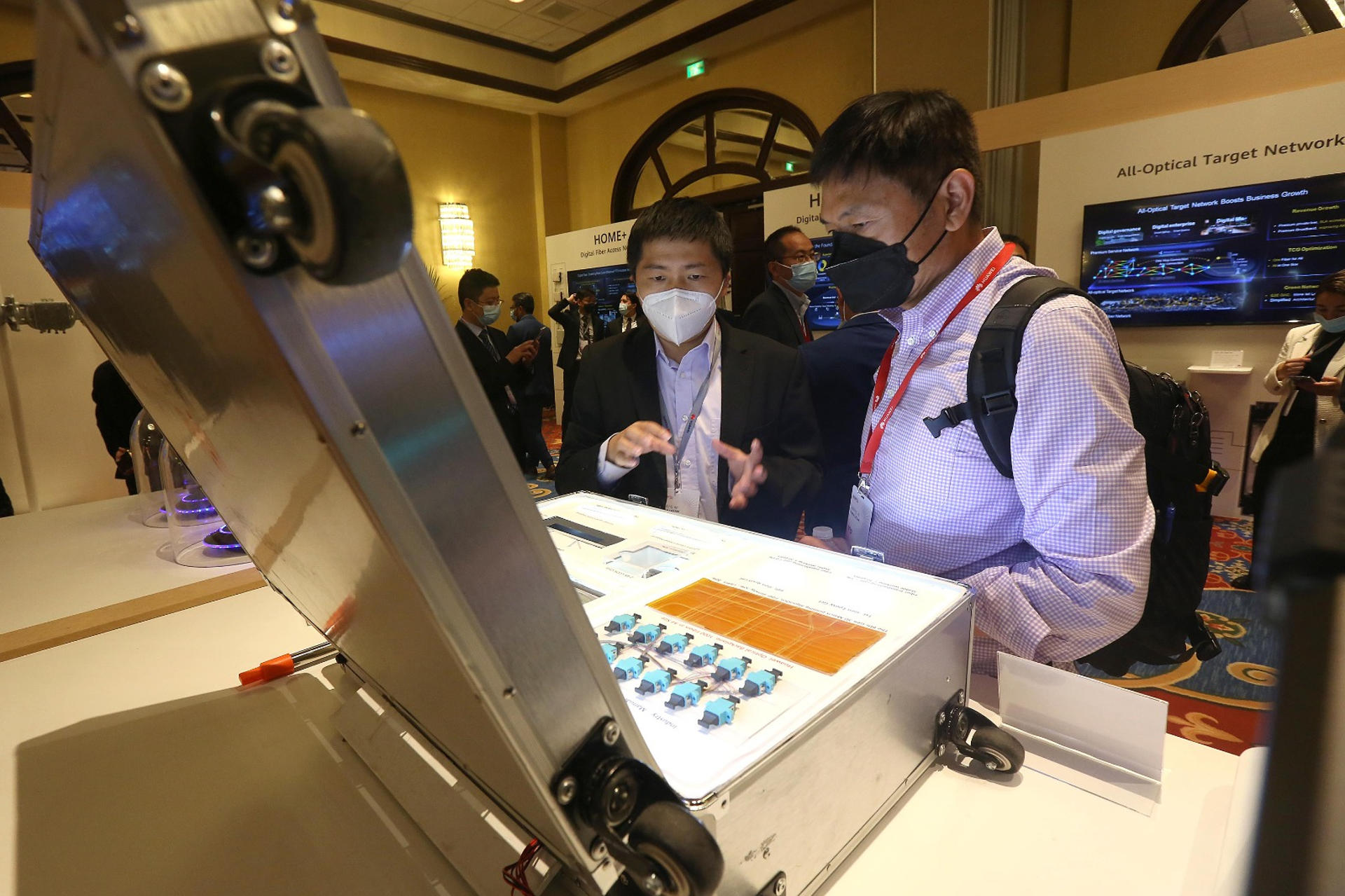 Fotografía de archivo del 23 de junio de 2022 de personas visitando el Congreso LATAM ICT 2022 en Cancún, estado de Quintana Roo (México). EFE/ Alonso Cupul
