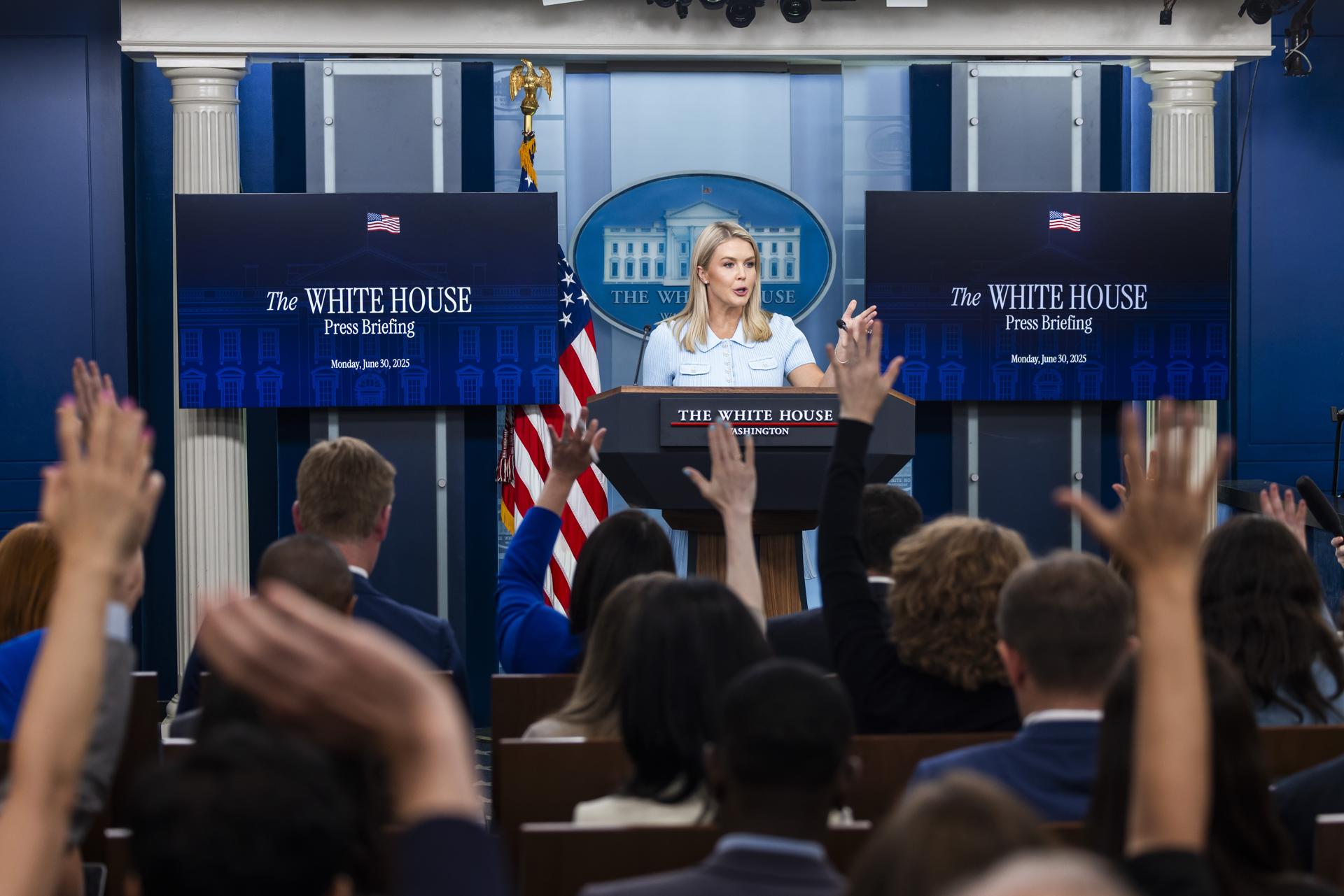 La portavoz de Gobierno estadounidense, Karoline Leavitt (c), durante su rueda de prensa diaria, en la Casa Blanca, en Washington DC (EE.UU.). EFE/Jim Lo Scalzo