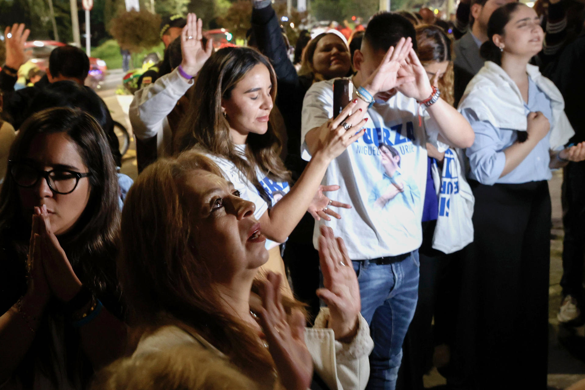 Fotografía de archivo, tomada el pasado 16 de junio, en la que se captó a un grupo de personas al orar por la salud del senador y precandidato presidencial colombiano Miguel Uribe Turbay, frente a la Fundación Santa Fe, en Bogotá (Colombia). EFE/Mauricio Dueñas