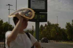 Un termómetro en el centro de Córdoba indica 37 grados de temperatura. EFE/Rafa Alcaide