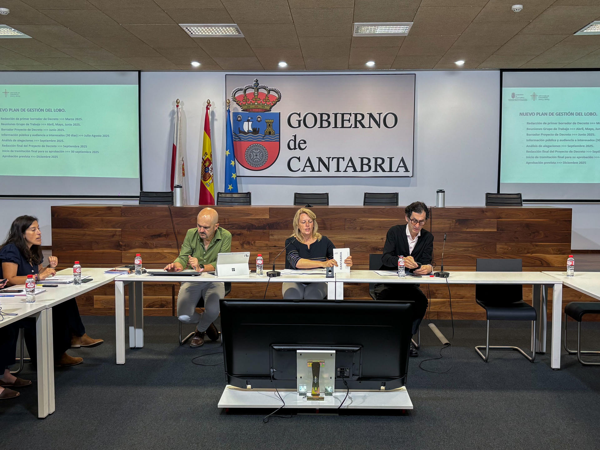 La consejera de Desarrollo Rural, María Jesús Susinos, ha informado este viernes, antes de participar en la reunión de la mesa del lobo, de que en la comunidad autónoma ya se han extraído 16 ejemplares, mientras que otros cinco animales han fallecido por accidente o enfermedad, y también computan en las 41 extracciones que se contemplan en el plan de gestión de esta especie. EFE / Kike Serrano Mirones