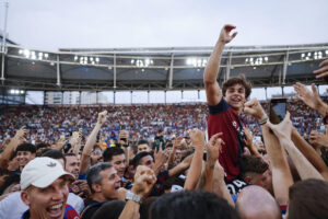 -El centrocampista del Levante Carlos Álvarez (d),celebra el ascenso a LaLiga EA Sports tras el partido correspondiente a la última jornada de la Liga Hypermotion, que disputaron Levante y Eibar este domingo en el estadio Ciutat de Valencia.- EFE/ Ana Escobar