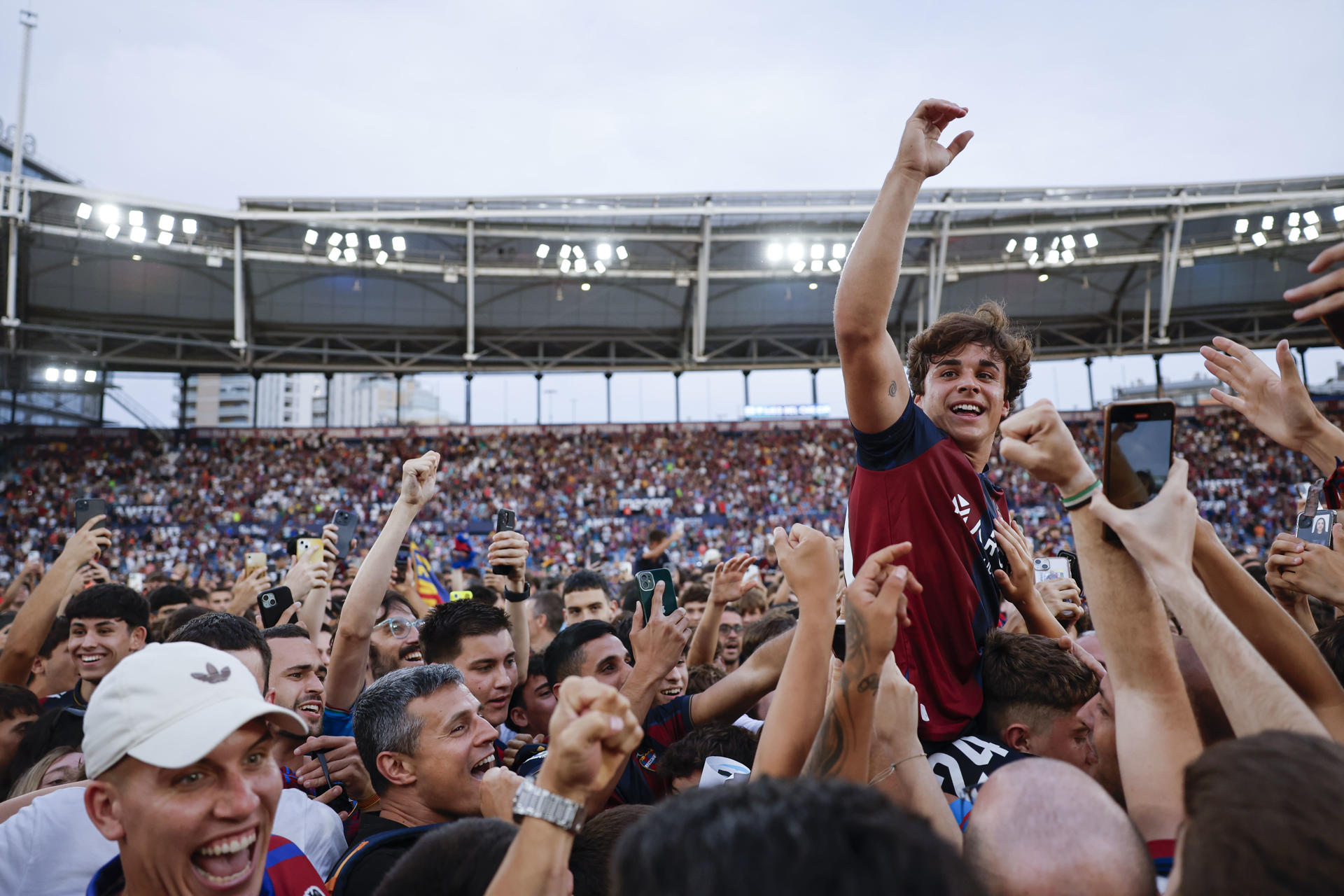 -El centrocampista del Levante Carlos Álvarez (d),celebra el ascenso a LaLiga EA Sports tras el partido correspondiente a la última jornada de la Liga Hypermotion, que disputaron Levante y Eibar este domingo en el estadio Ciutat de Valencia.- EFE/ Ana Escobar