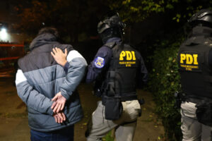 Fotografía cedida por la Policía de Investigaciones de Chile (PDI) de la detención de un hombre vinculado al Tren de Aragua este martes, en Santiago (Chile). EFE/ Policía de Investigaciones (PDI)