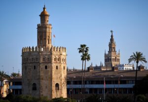 Imagen de archivo de una vista de la Torre del Oro de Sevilla, de casi 40 metros de altura, junto a la Giralda (detrás), símbolos indiscutibles de la ciudad hispalense. EFE/Julio Muñoz