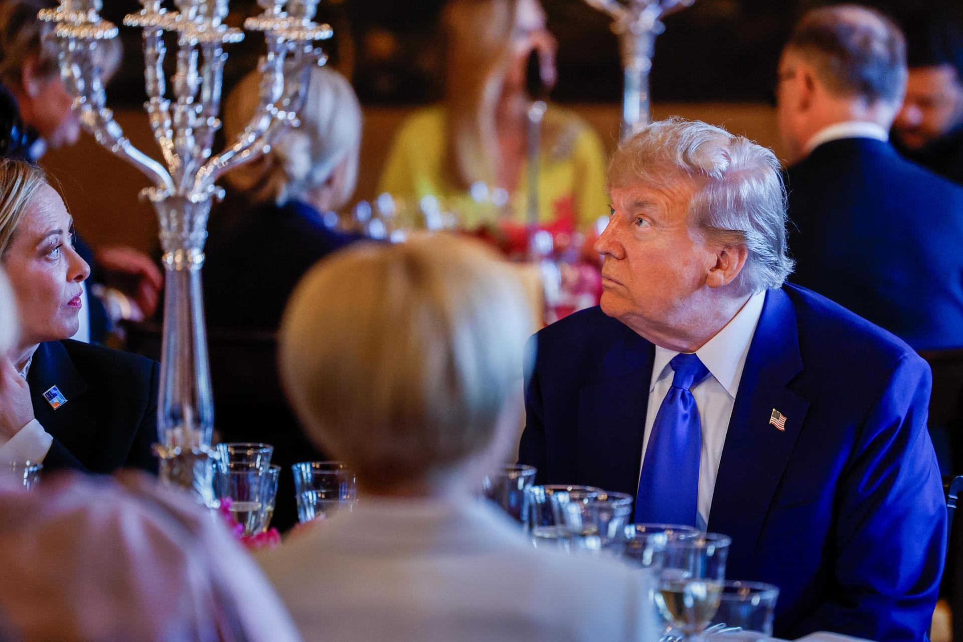 La primera ministra de Italia, Giorgia Meloni (i), y el presidente de Estados Unidos, Donald Trump (d), durante una cena con jefes de Estado y de Gobierno en el Palacio Huis Ten Bosch, por invitación del rey Guillermo Alejandro de los Países Bajos, en La Haya (Países Bajos). EFE/EPA/REMKO DE WAAL / POOL