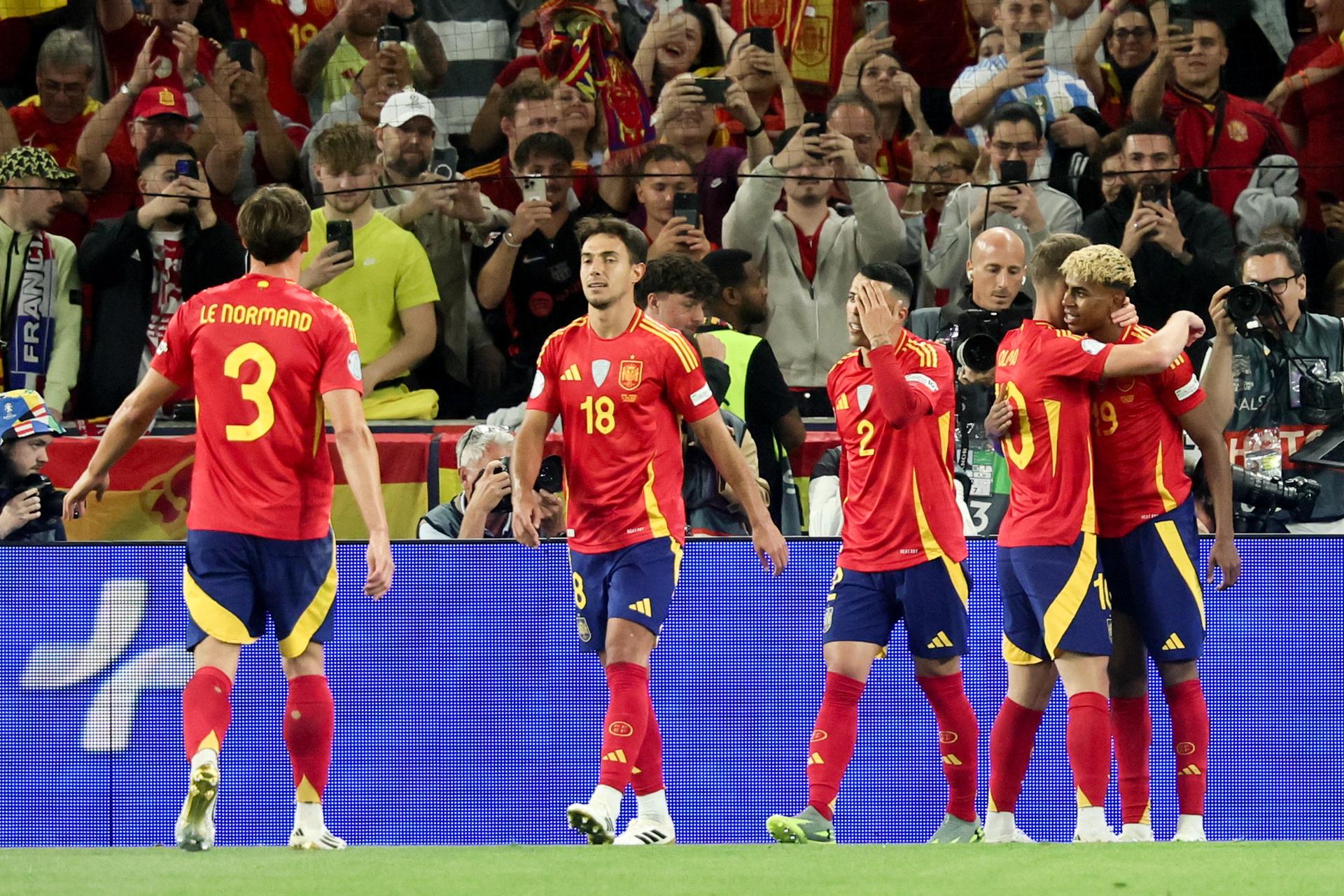 Los jugadores de España celebran un gol en la semifinal ante Francia. EFE/EPA/RONALD WITTEK