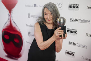 La actriz Petra Martínez posa con el Max de Honor, durante la 28ª edición de los Premios Max de las Artes Escénicas, el reconocimiento más prestigioso dedicado a los profesionales del teatro y la danza en España, este lunes en el teatro Gayarre de Pamplona. EFE/Iñaki Porto