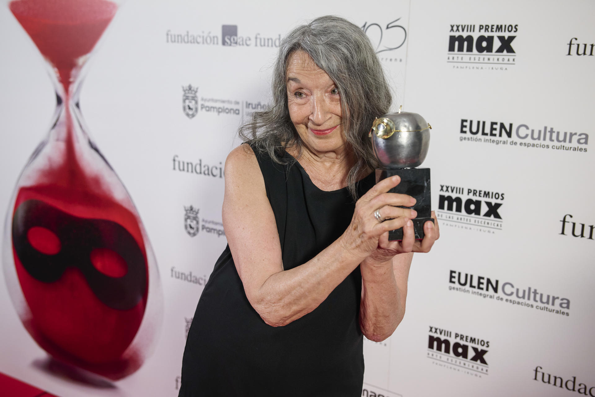 La actriz Petra Martínez posa con el Max de Honor, durante la 28ª edición de los Premios Max de las Artes Escénicas, el reconocimiento más prestigioso dedicado a los profesionales del teatro y la danza en España, este lunes en el teatro Gayarre de Pamplona. EFE/Iñaki Porto