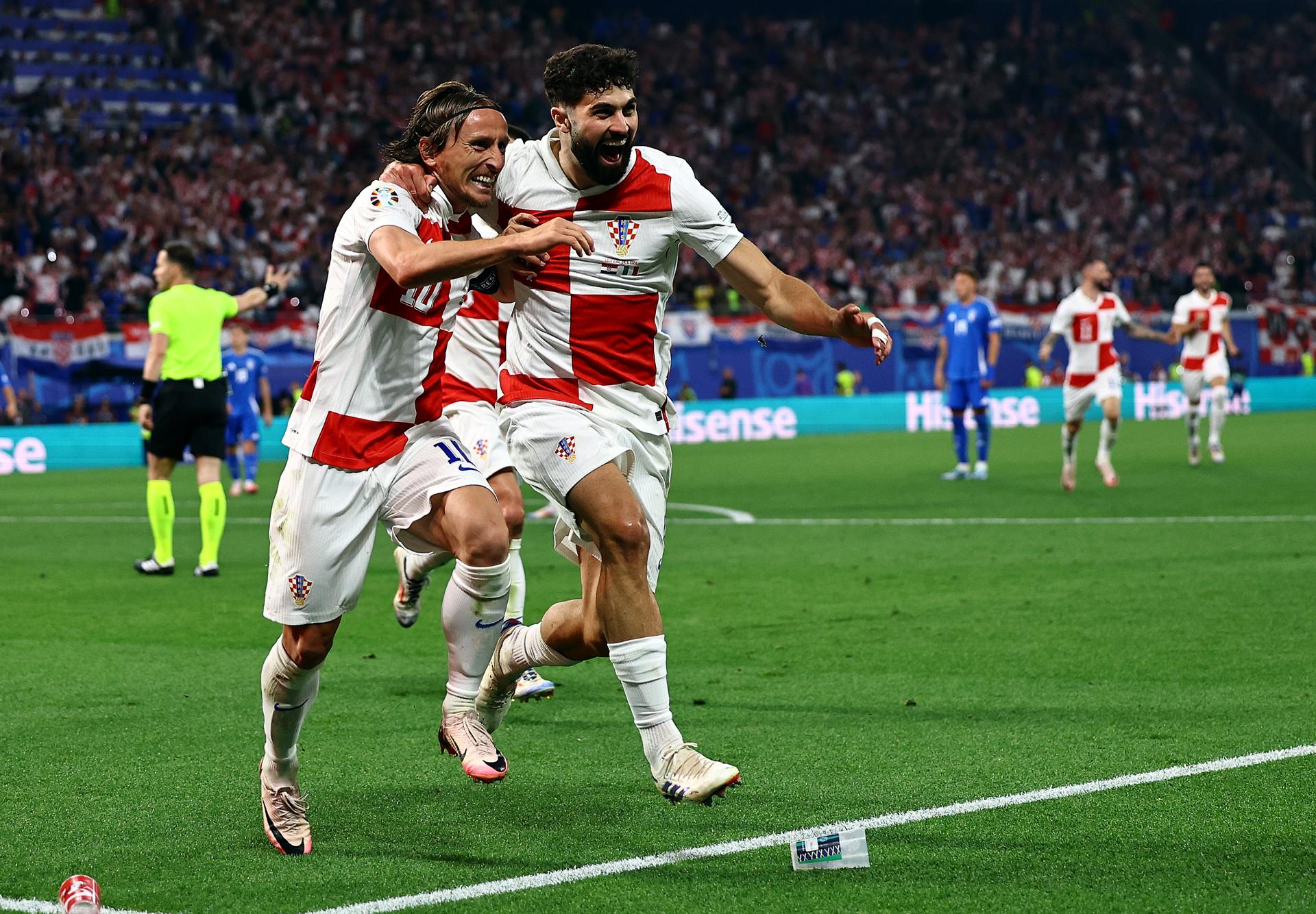 El medio croata Luka Modric celebra un gol con Josko Gvardiol en foto de archivo de FILIP SINGER. EFe