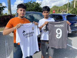 Los 130 kilómetros de distancia de Miami no frenan la pasión madridista en Florida Los mexicanos Jorge (i) y Luis (d) posan con camisetas del Real Madrid este lunes en Palm Beach (EE.UU.). EFE/ Andrea Montolivo