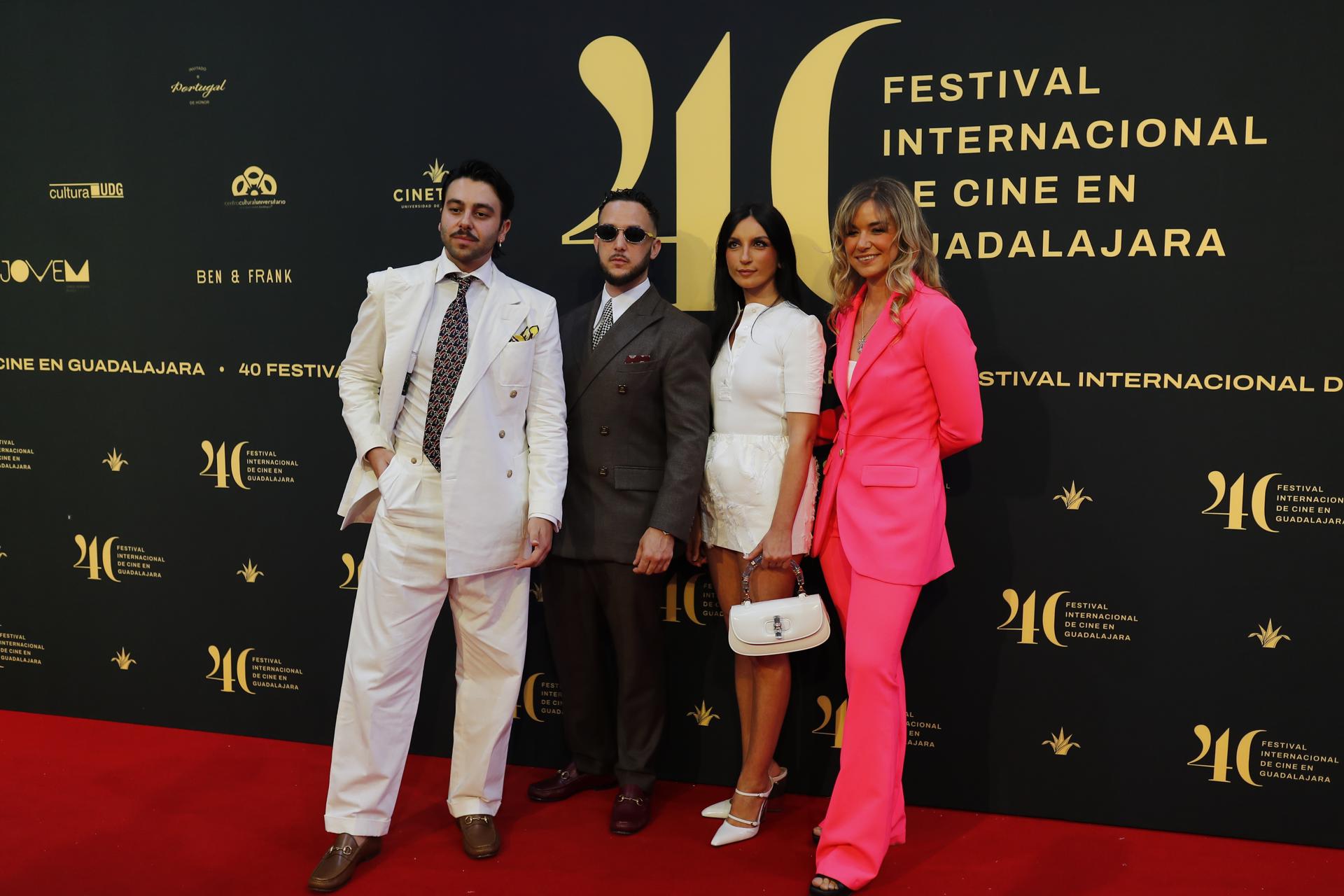 Desde la izquierda, el músico español Yerai Cortés, el músico español Antón Álvarez 'C Tangana', Tania García y Cristina Trenas, posan en la alfombra roja de la ceremonia de inauguración de la 40 edición del Festival Internacional de Cine en Guadalajara (FICG) este 6 de junio de 2025, en Guadalajara (México). EFE/ Francisco Guasco