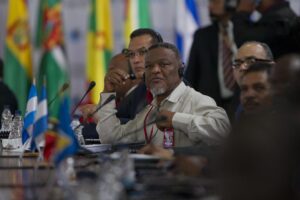 Fotografía de archivo del representante permanente de Guyana ante la Organización de los Estados Americanos (OEA), Samuel Hinds. EFE/Boris Vergara