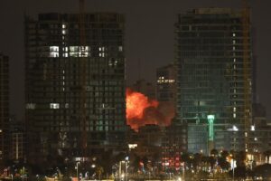 Una explosión tras la caída de un misil lanzado por Irán sobre Tel Aviv, Israel, el 16 de junio de 2025. EFE/ATEF SAFADI
////////// An explosion erupts from a missile fired from Iran in Tel Aviv, Israel, 16 June 2025. EFE/ATEF SAFADI