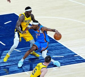 Shai-Gilgeous Alexander (c), de los Thunder, intenta avanzar ante la marca de Pascal Siakam (i), de los Pacers. EFE/EPA/BRIAN SPURLOCK