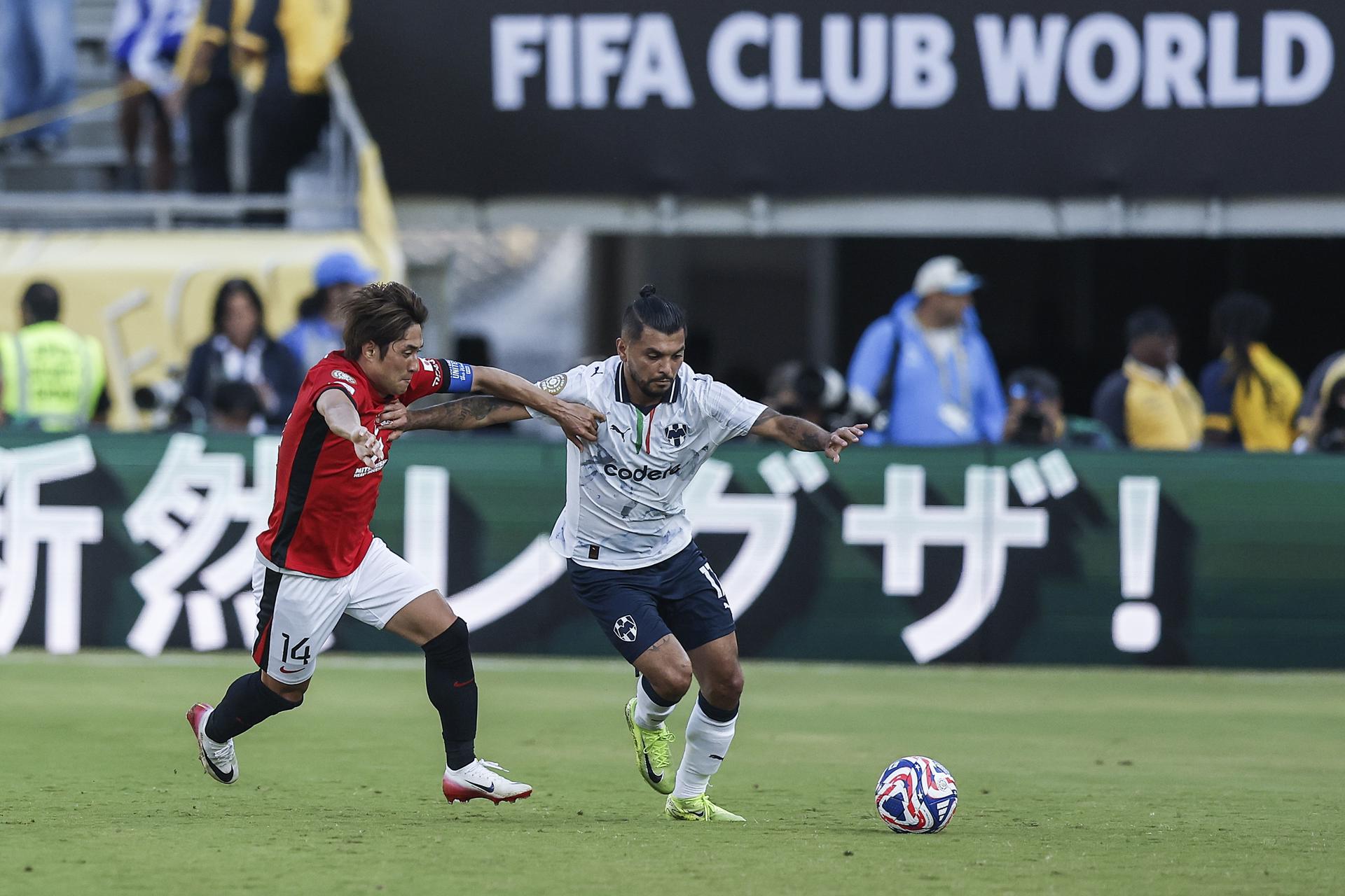 Takahiro Sekine (i), del Urawa Red Diamonds, intenta marcar a Jesús Corona en partido del Mundial de Clubes. EFE/EPA/CAROLINE BREHMAN
