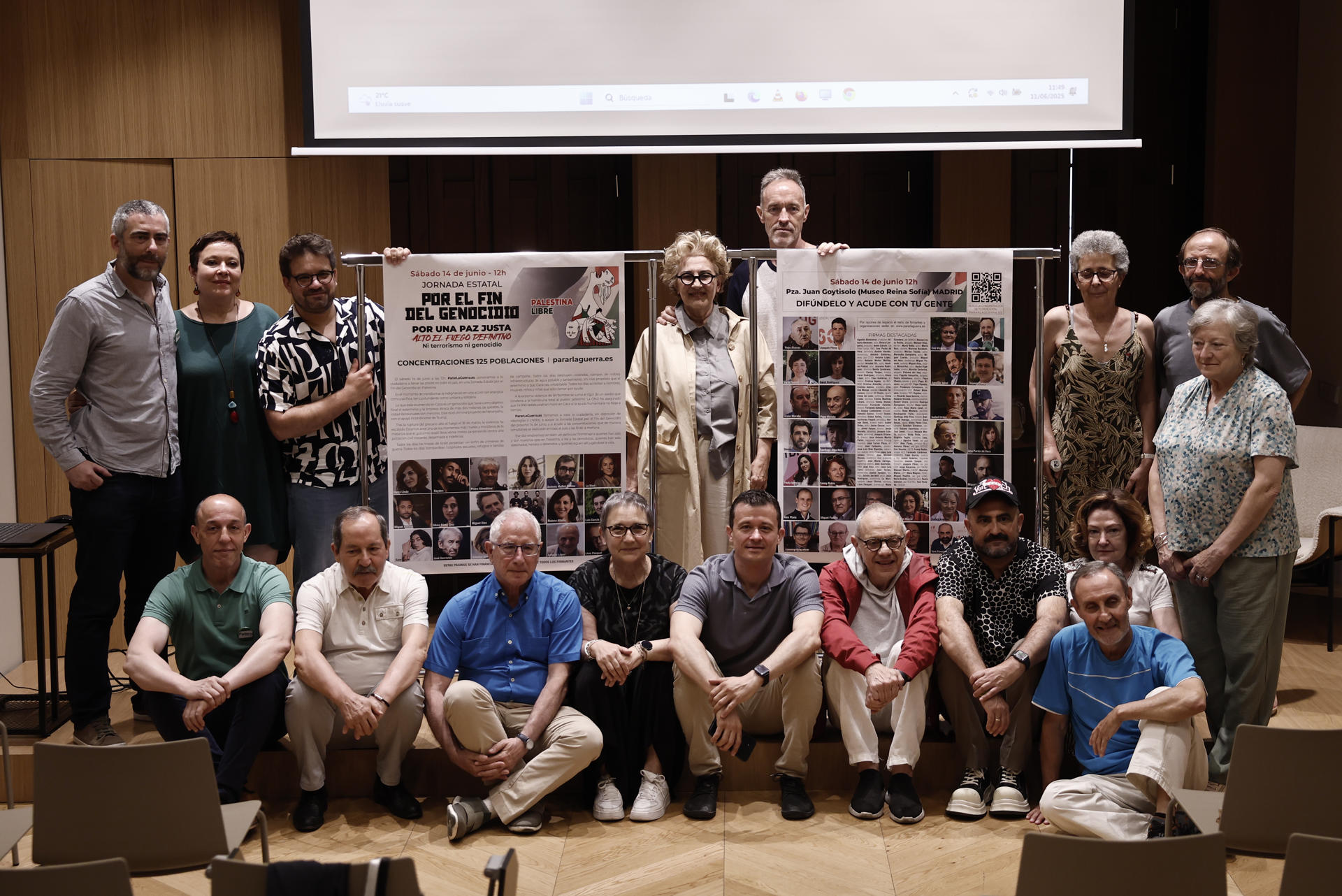 Foto de familia durante la rueda de prensa de presentación de la declaración 'Por el fin del genocidio en Palestina' suscrita por más de cien personalidades del mundo de la cultura, este miércoles, en el Ateneo de Madrid. EFE/ Sergio Pérez