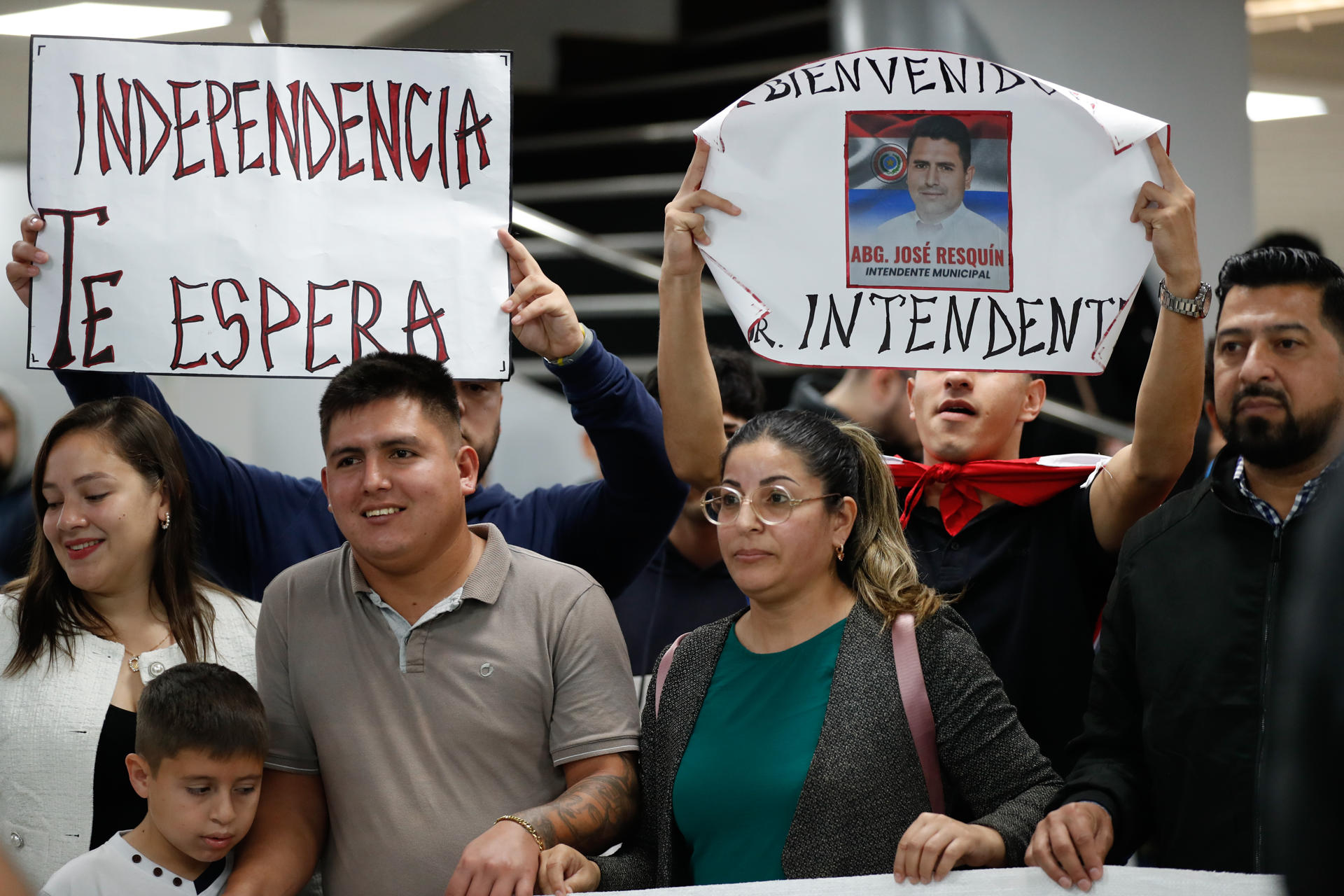 Familiares del intendente de la ciudad de Independencia, José Resquín, lo esperan en el aeropuerto Silvio Petirossi proveniente de Israel, este jueves, en Luque (Paraguay). EFE/ Juan Pablo Pino