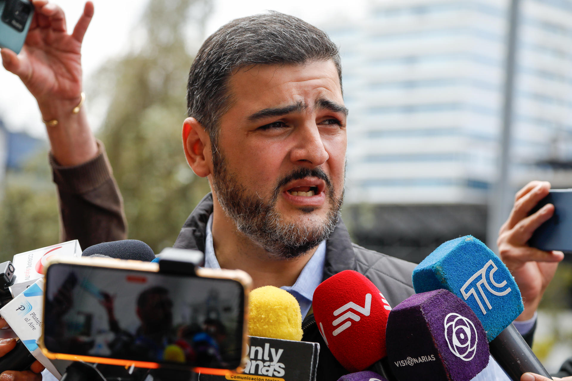 El alcalde de Guayaquil, Aquiles Álvarez, habla con la prensa este viernes, frente al Complejo Judicial en Quito (Ecuador). EFE/ Santiago Fernández