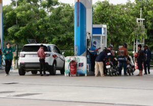 Un grupo de camboyanos reposta sus vehículos en una gasolinera de Nom Pen. EFE/EPA/KITH SEREY