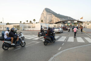 Trabajadores se dirigen este jueves a Gibraltar para comenzar su jornada laboral, un día después de que la Comisión Europea, el Reino Unido y España llegaran a un acuerdo sobre el estatus de Gibraltar tras el Brexit. EFE/A.Carrasco Ragel