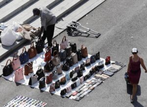 Imagen de archivo de un mantero en una calle de Barcelona. EFE/ Andreu Dalmau