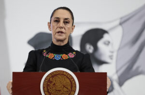 La presidenta de México, Claudia Sheinbaum, habla durante su conferencia de prensa diaria este viernes, en Palacio Nacional de la Ciudad de México (México). EFE/José Méndez