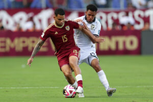 Miguel Navarro (i), de Venezuela, disputa un balón con Moisés Paniagua, de Bolivia, en un partido por las eliminatorias sudamericanas para el Mundial 2026 entre las selecciones de Venezuela y Bolivia en el estadio Monumental de Maturin en Maturín (Venezuela). EFE/ Ronald Peña