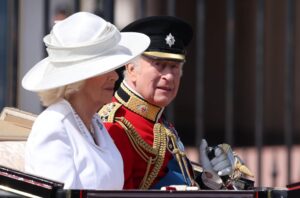 El rey Carlos III de Gran Bretaña (D) y la reina Camila (I) el desfile militar para celebrar el cumpleaños oficial del soberano británico. EFE/EPA/NEIL HALL