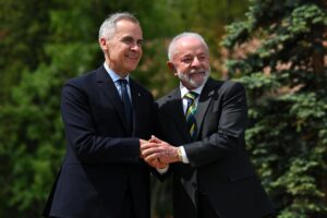 El primer ministro de Canadá, Mark Carney, y el presidente de Brasil, Luiz Inácio Lula da Silva, durante un encuentro en la Cumbre del G7 en Kananaskis (Canadá). EFE/EPA/LUKAS COCH AUSTRALIA AND NEW ZEALAND OUT