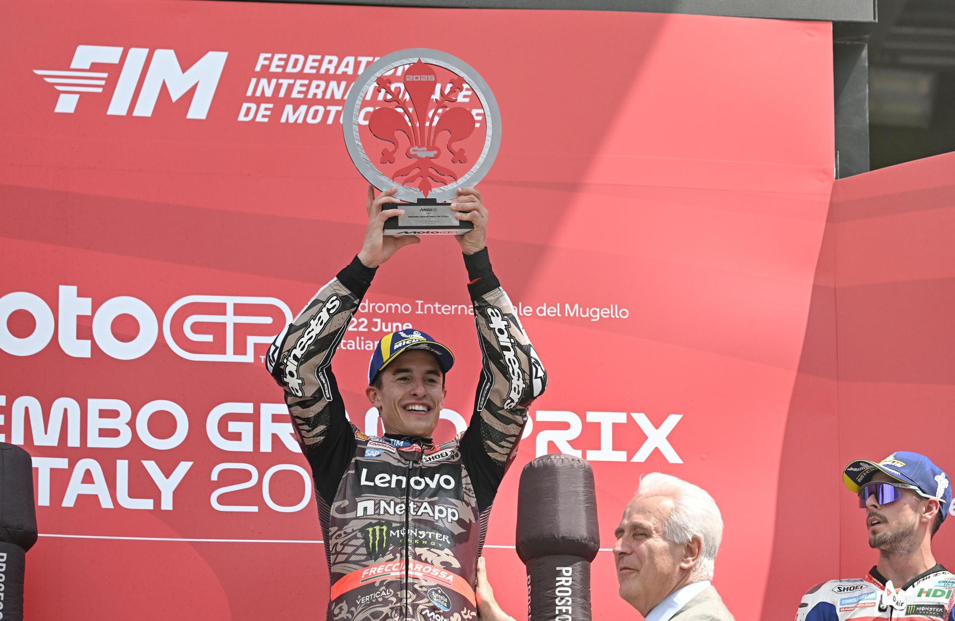 El piloto español de MotoGP, Marc Márquez, del equipo Ducati Lenovo, celebra en el podio tras ganar el Gran Premio de Italia de Motociclismo en el circuito de Mugello en Scarperia, centro de Italia. EFE/CLAUDIO GIOVANNINI