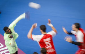 El capitán del Barça, Dika Mem, anota un gol ante el Bada Huesca durante la primera semifinal de la Copa del Rey de balonmano, disputada en el polideportivo Artaleku de Irun (Gipuzkoa). EFE/Javier Etxezarreta