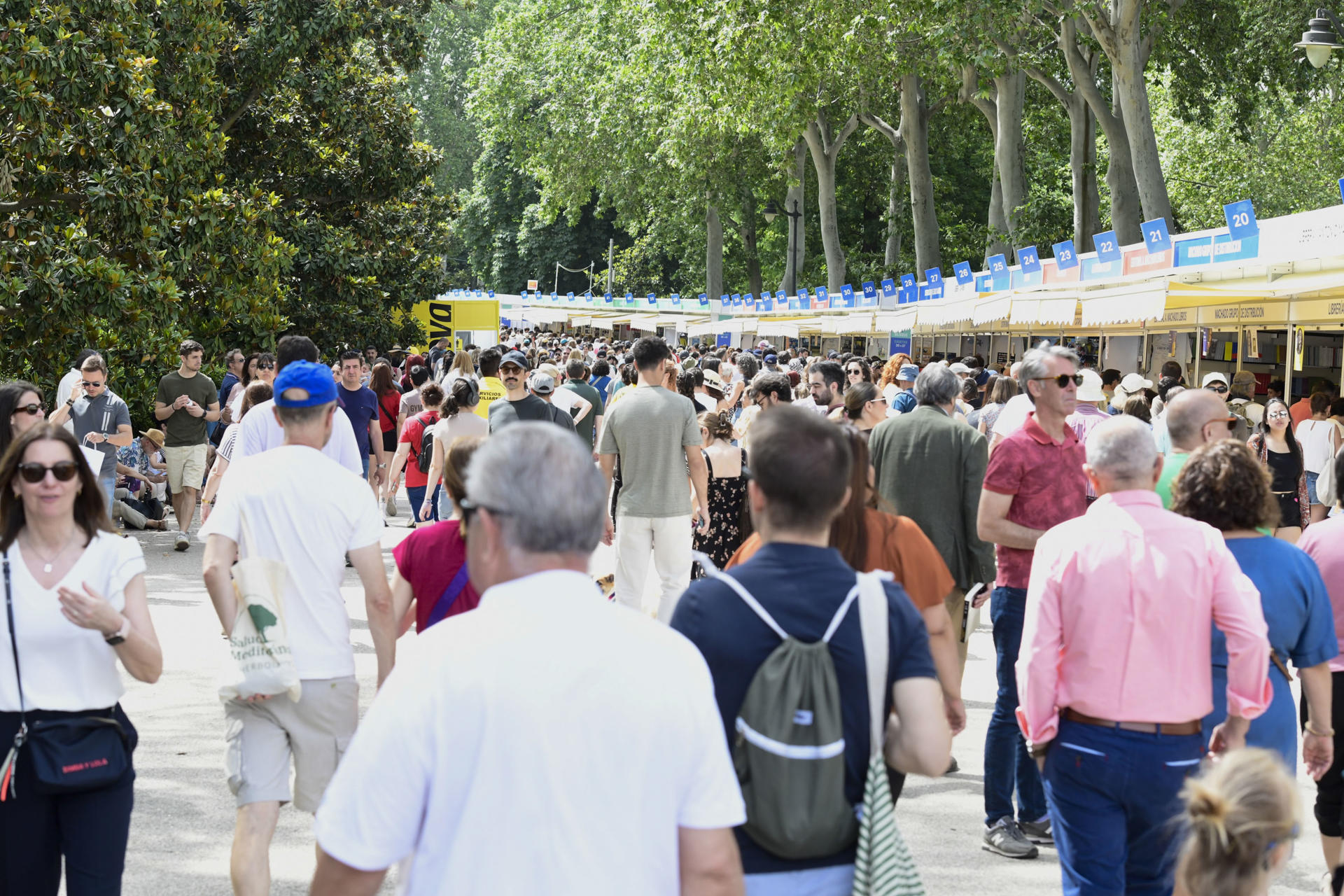 Ambiente de público en la Feria del Libro de Madrid, este domingo. EFE/Víctor Lerena