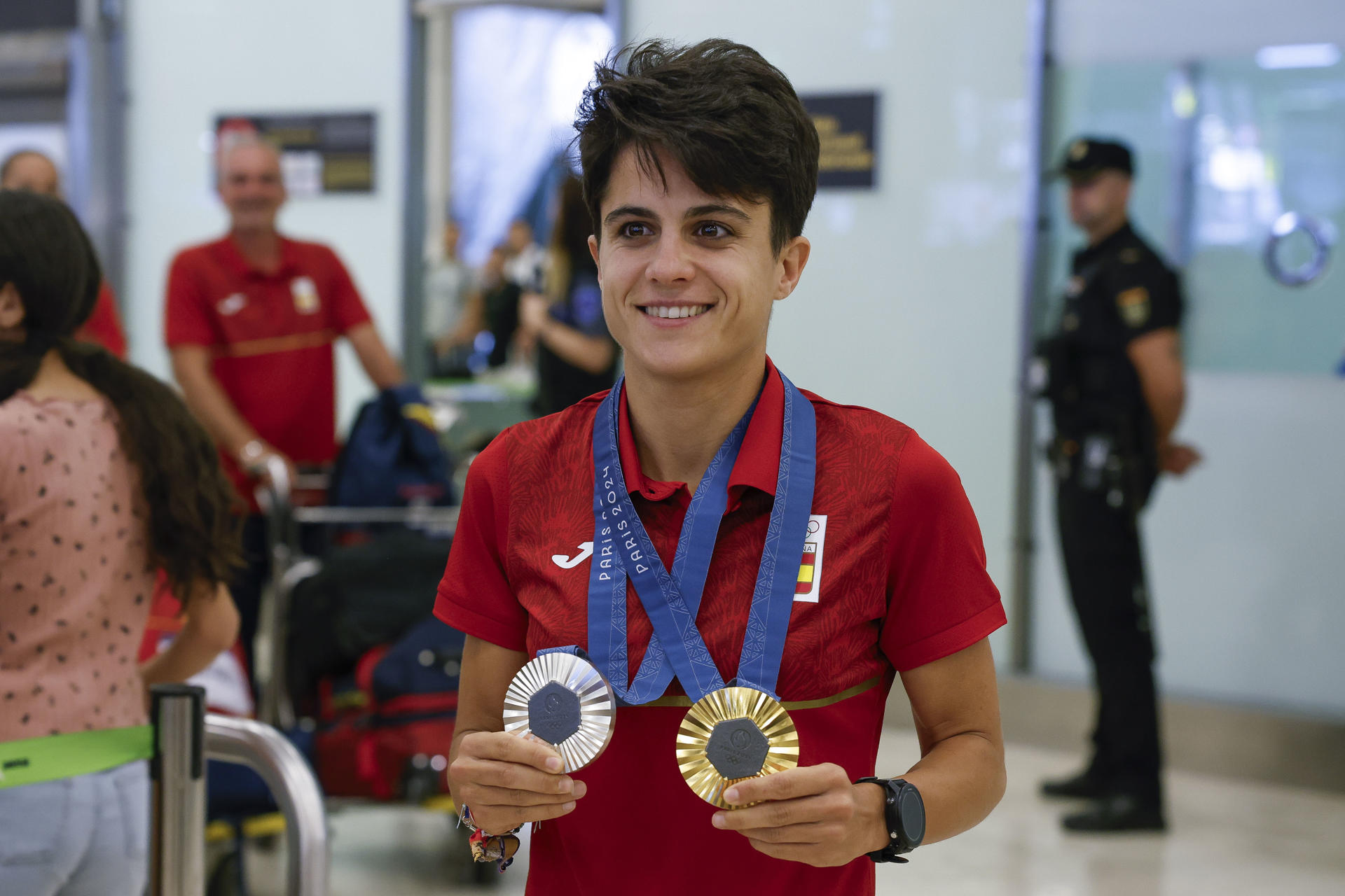 La marchadora granadina María Pérez con el oro y plata conseguidos en los Juegos Olímpicos París 2024, a su llegada al aeropuerto de Madrid Barajas. EFE/ J.J.Guillen