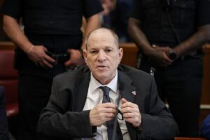 El exproductor de cine estadounidense Harvey Weinstein comparece ante el tribunal por el nuevo juicio en su contra en el Tribunal Penal de Manhattan, en Nueva York, Estados Unidos. EFE/EPA/BRENDAN MCDERMID / POOL