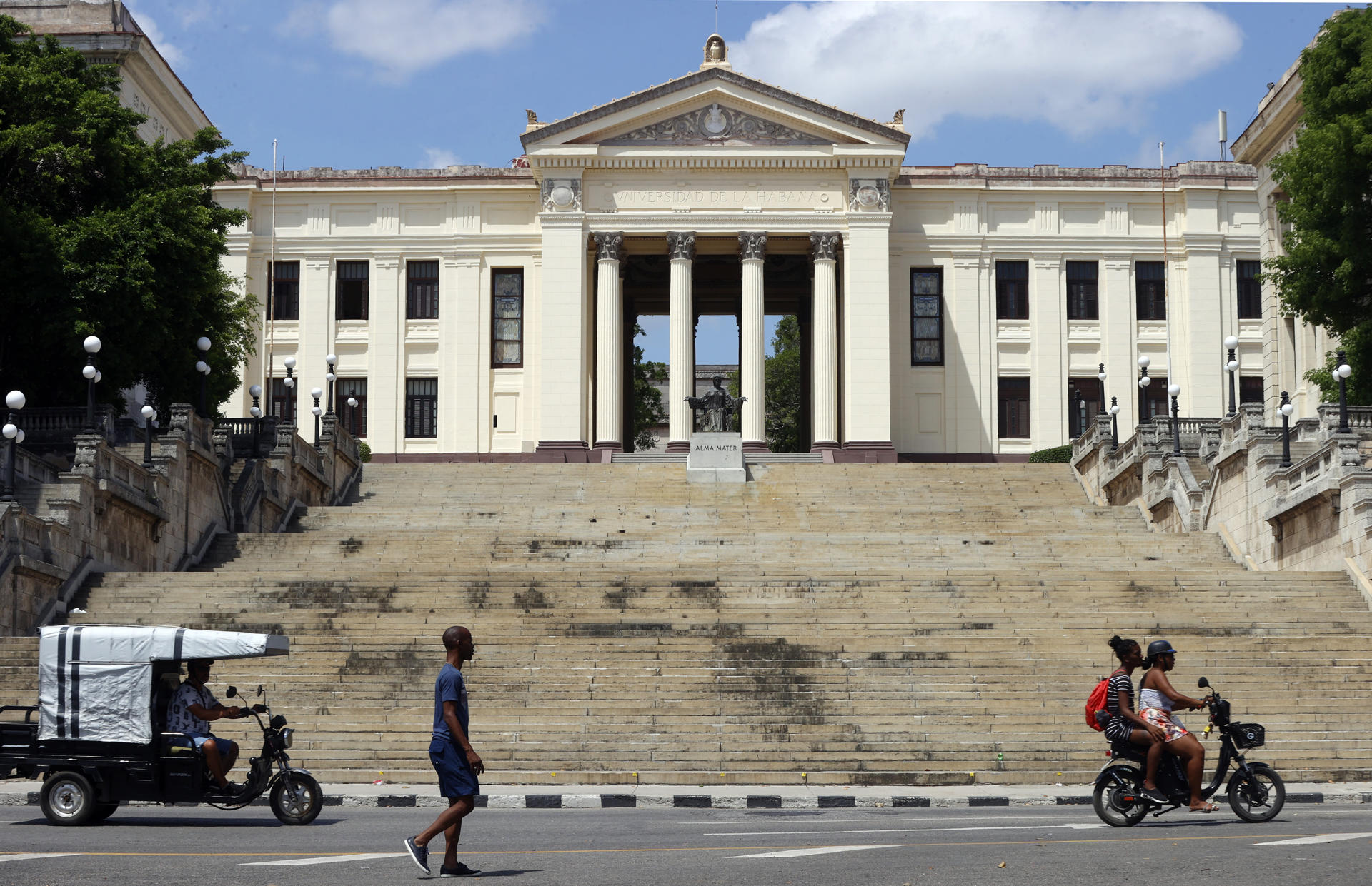 Personas caminan frente a la entrada de la Universidad de La Habana este sábado, en La Habana (Cuba). EFE/ Ernesto Mastrascusa