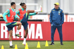 El entrenador de la selección brasileña, Carlo Ancelotti (d), observa a Raphinha y Antony, durante un entrenamiento de la Canarinha en São Paulo (Brasil). EFE/ Isaac Fontana