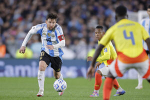 Lionel Messi (i), de Argentina, controla un balón durante un partido por las eliminatorias sudamericanas para el Mundial 2026 entre las selecciones de Argentina y Colombia en el estadio Monumental en Buenos Aires (Argentina). EFE/ Juan Ignacio Roncoroni