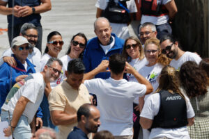 El rey Juan Carlos este viernes en Sanxenxo. Arranca la cuarta entrega puntuable de la Liga Española de 6M, en la que puede participar Juan Carlos I si las condiciones del mar y su salud lo permiten. EFE/Lavandeira jr.