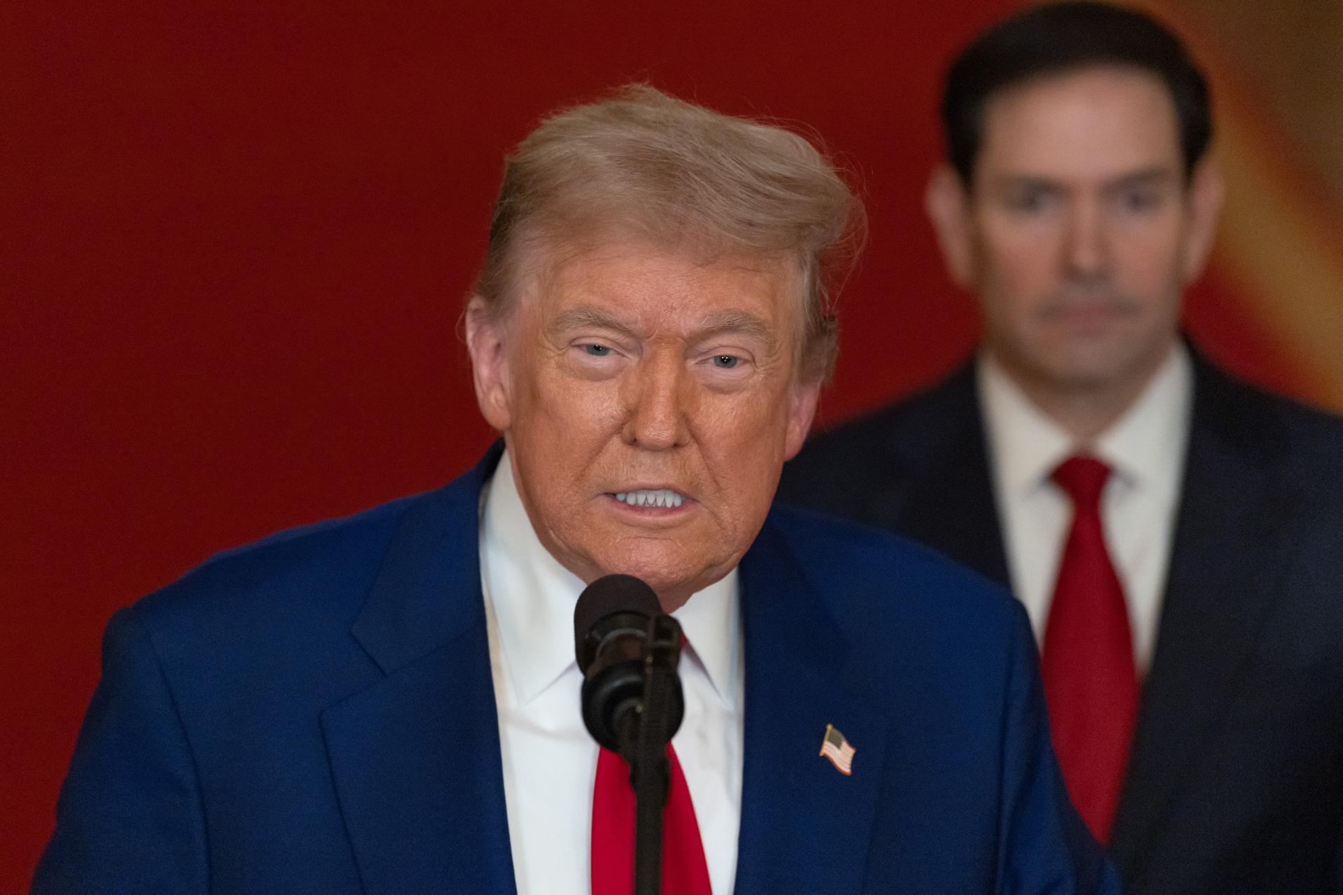 El secretario de Estado de Estados Unidos, Marco Rubio (der.), invitó a Irán a sentarse a negociar un acuerdo nuclear en el que rechace el enriquecimiento de uranio, después del bombardeo estadounidense contra las tres principales plantas del país asiático. EFE/EPA/Carlos Barria / POOL