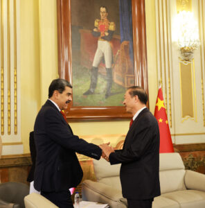 Fotografía cedida este martes por prensa del Palacio de Miraflores del presidente de Venezuela, Nicolás Maduro, saludando al miembro del Partido Comunista de China y ministro del Trabajo Social, Wu Hanshengen, en Caracas (Venezuela). EFE/ PRENSA PALACIO DE MIRAFLORES