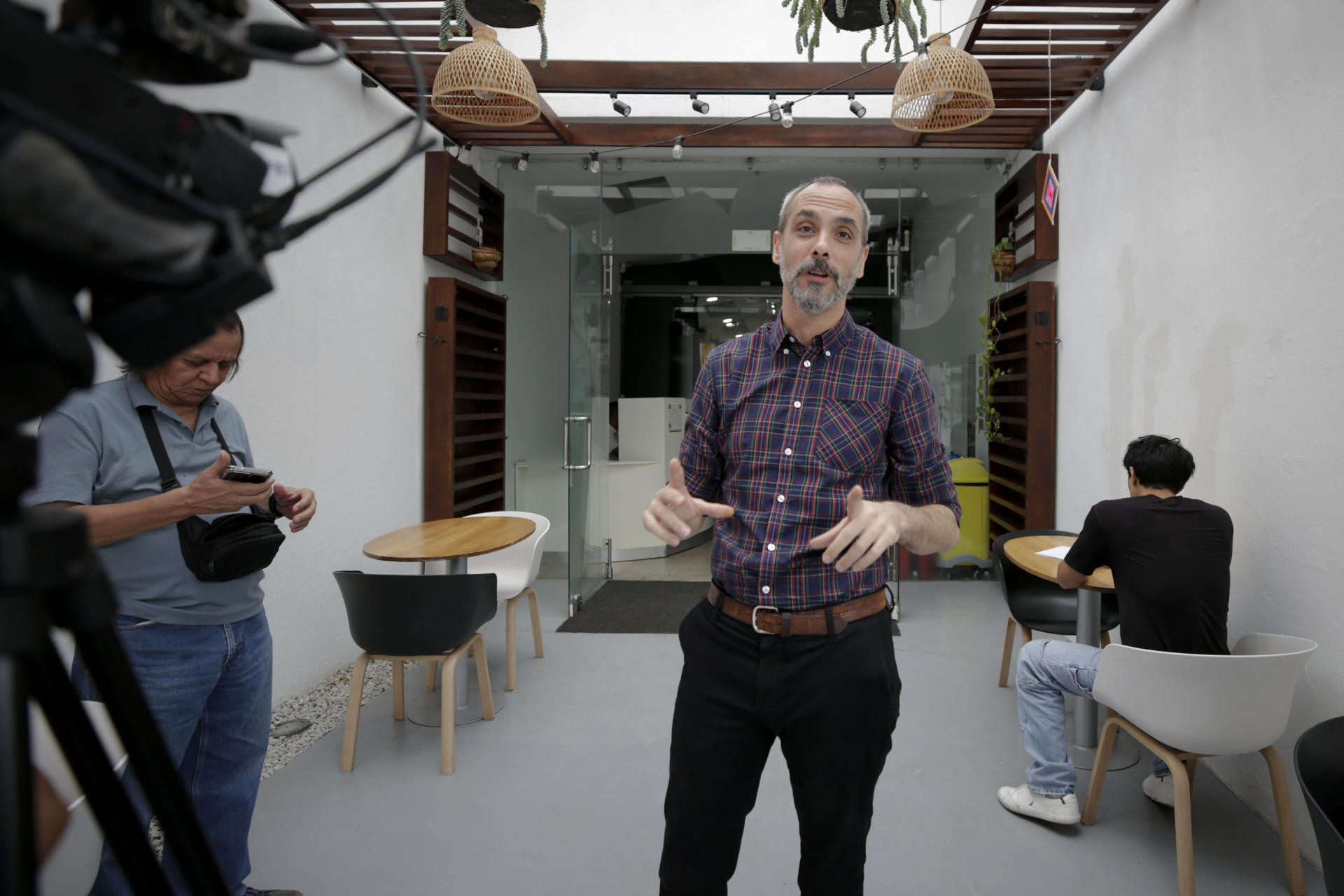 Fotografía del 4 de junio de 2025 del director del Centro Cultural de España en Tegucigalpa (CCET), José Carlos Balaguer, hablando durante un entrevista con EFE en Tegucigalpa (Honduras). EFE/ Gustavo Amador