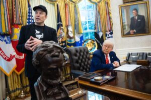 Fotografía del magnate Elon Musk y el presidente de Estados Unidos, Donald Trump. EFE/Francis Chung