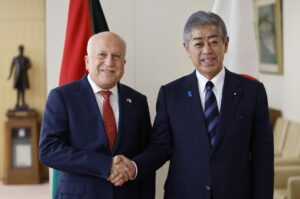 El ministro de Asuntos Exteriores de Japón, Takeshi Iwaya (d) y el ministro de Economía Nacional de Palestina, Mohammed Al-Amour, se dan la mano antes de su reunión en el Ministerio de Asuntos Exteriores en Tokio, Japón, el 2 de junio de 2025. EFE/EPA/FRANCK ROBICHON