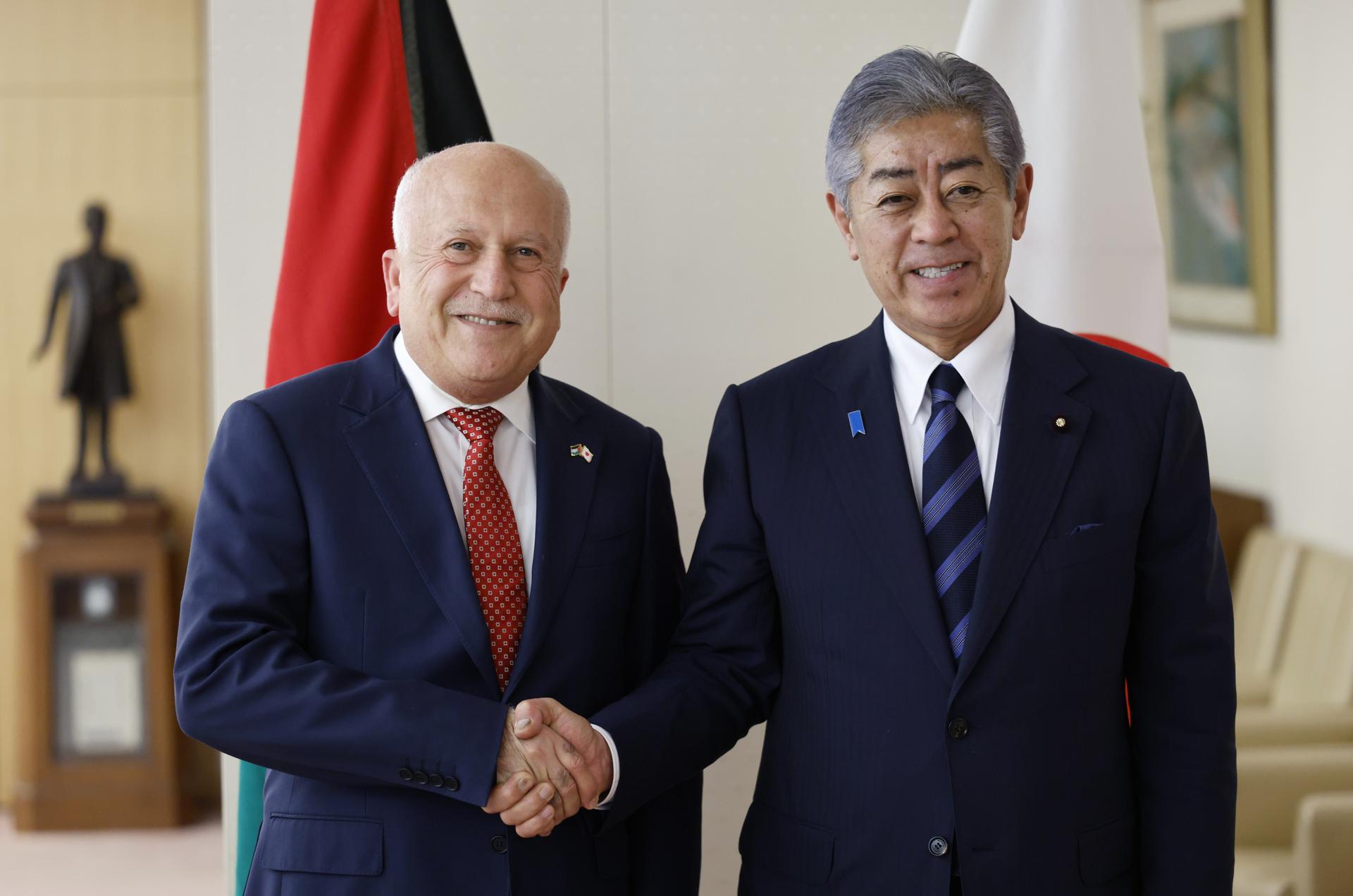 El ministro de Asuntos Exteriores de Japón, Takeshi Iwaya (d) y el ministro de Economía Nacional de Palestina, Mohammed Al-Amour, se dan la mano antes de su reunión en el Ministerio de Asuntos Exteriores en Tokio, Japón, el 2 de junio de 2025. EFE/EPA/FRANCK ROBICHON