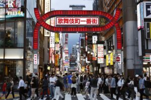 Puerta de entrada de Kabukicho, el distrito de luz roja de Tokio, en Shinjuku, el 4 de junio de 2025 (emitido el 10 de junio de 2025). EFE/EPA/FRANCK ROBICHON